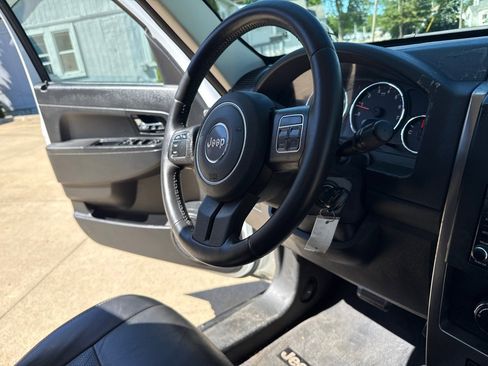 Used 2012 Jeep Liberty Sport AWD/4WD image 17