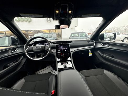 New 2025 Jeep Grand Cherokee 4WD image 12
