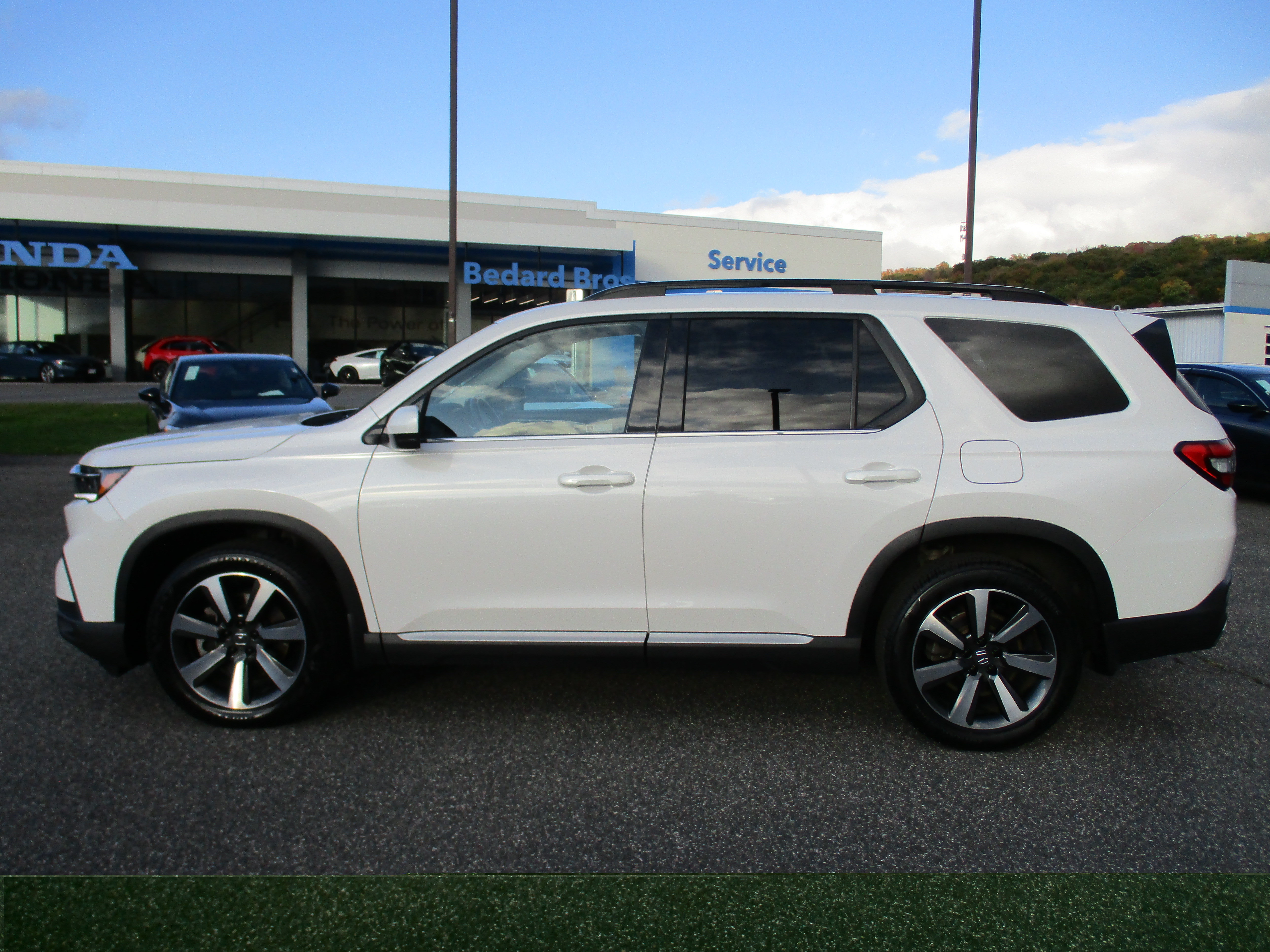 Certified 2024 Honda Pilot Touring image 8