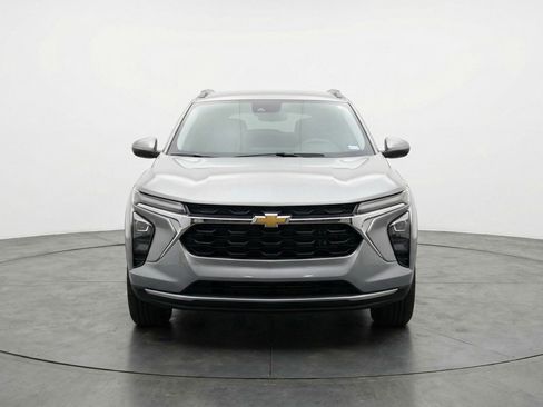 Used 2025 Chevrolet Trax LT w/ LT Convenience Package image 2