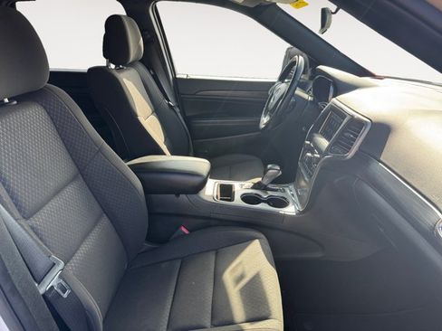 Used 2020 Jeep Grand Cherokee Laredo AWD/4WD image 15