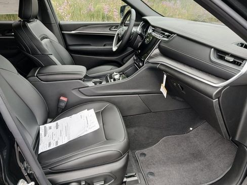 New 2025 Jeep Grand Cherokee Limited w/ Black Appearance Package image 14