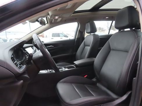 Used 2019 Buick Regal Essence w/ Driver Confidence Package I image 21