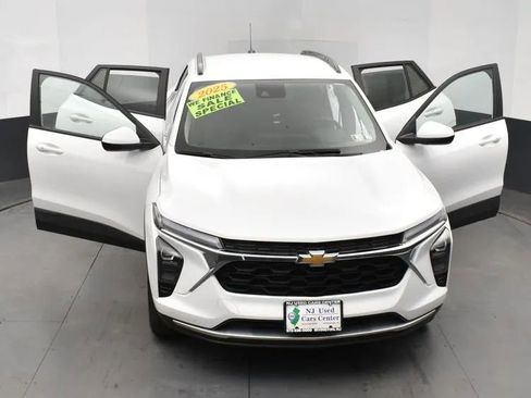 Used 2025 Chevrolet Trax LT w/ LT Convenience Package FWD image 10