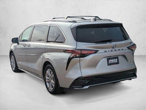 Used 2022 Toyota Sienna XSE image 8