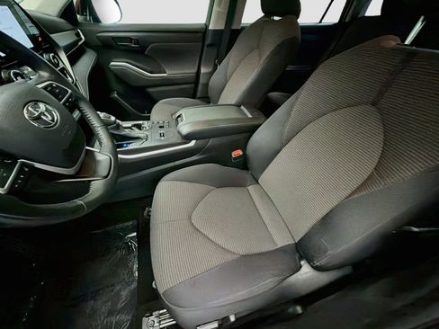Used 2023 Toyota Highlander LE AWD/4WD image 11