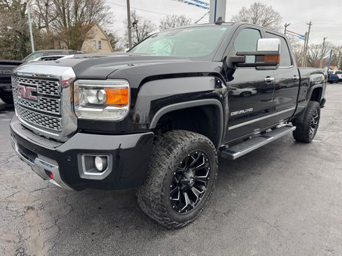 Used 2019 GMC Sierra 2500 Denali w/ Duramax Plus Package AWD/4WD image 3