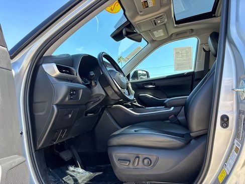 Used 2023 Toyota Highlander XLE image 13