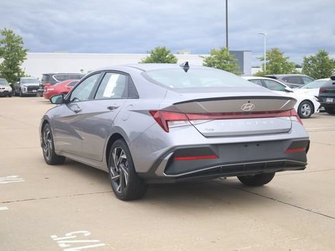 Used 2025 Hyundai Elantra Sport FWD image 5