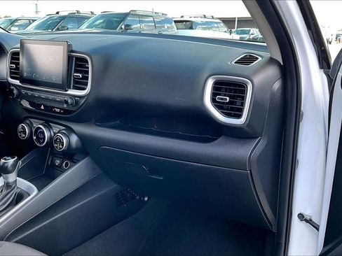 Used 2023 Hyundai Venue SEL image 17