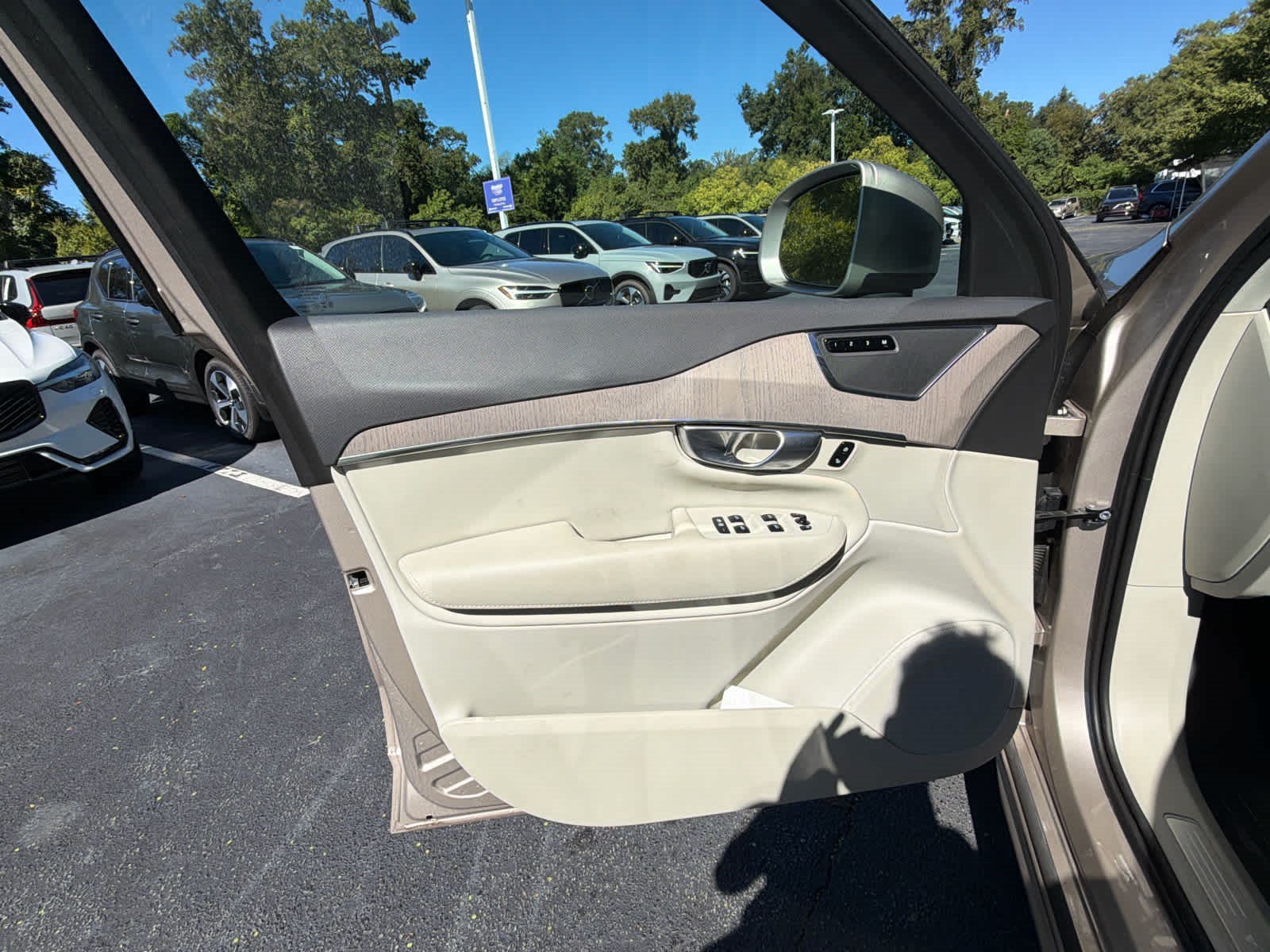Used 2024 Volvo XC90 B6 Core w/ Protection Package Premier AWD/4WD image 24