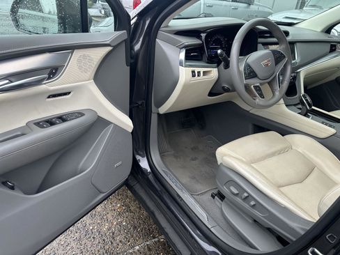 Used 2017 Cadillac XT5 Luxury w/ Driver Awareness Package image 8