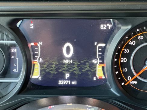 Used 2025 Jeep Wrangler Unlimited Sahara AWD/4WD image 25