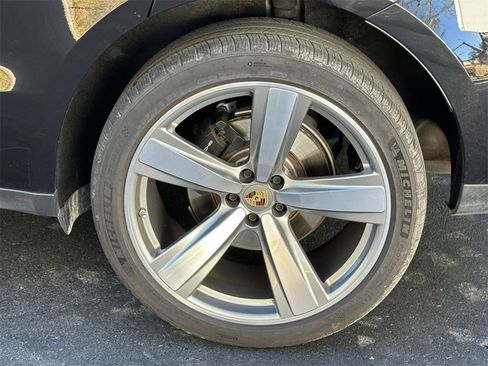 Used 2025 Porsche Macan image 8