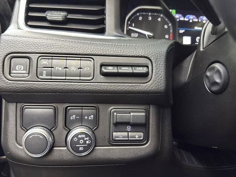 Used 2021 GMC Yukon Denali w/ Denali Premium Package image 18