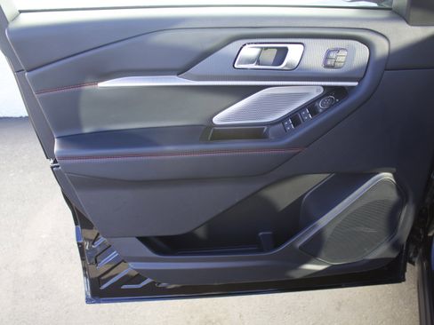 Used 2025 Ford Explorer ST image 9