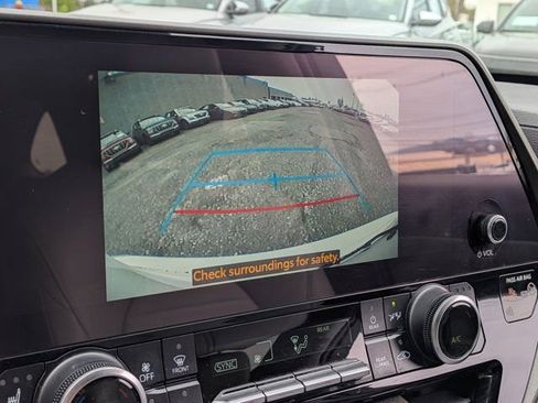 Used 2023 Toyota Highlander XLE AWD/4WD image 28