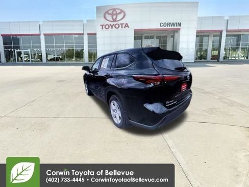 Used 2024 Toyota Highlander LE AWD/4WD image 3