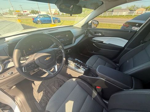 Used 2025 Chevrolet Trax LT w/ Sunroof Package image 14