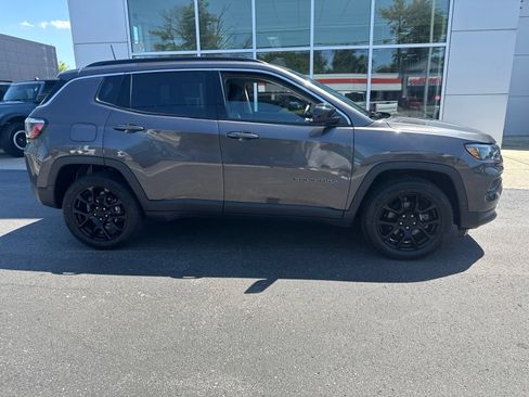 Used 2022 Jeep Compass Latitude AWD/4WD image 2