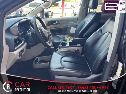 Used 2023 Chrysler Pacifica Touring-L FWD image 14