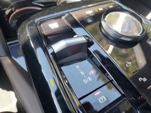 Used 2025 BMW i5 eDrive40i w/ Premium Package image 31