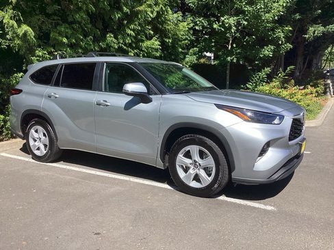 Used 2023 Toyota Highlander LE FWD image 6