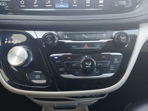 Used 2024 Chrysler Pacifica Select image 20