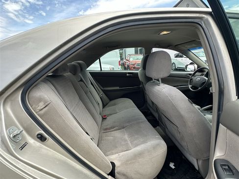 Used 2005 Toyota Camry LE FWD image 9