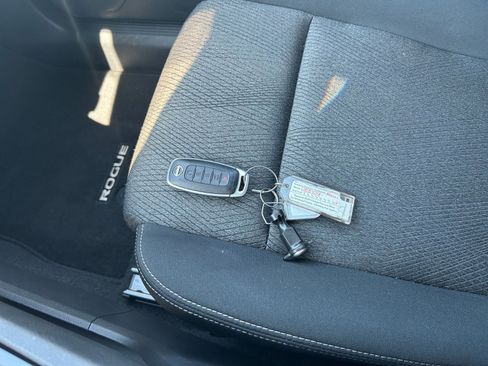 Used 2025 Nissan Rogue SV FWD image 18