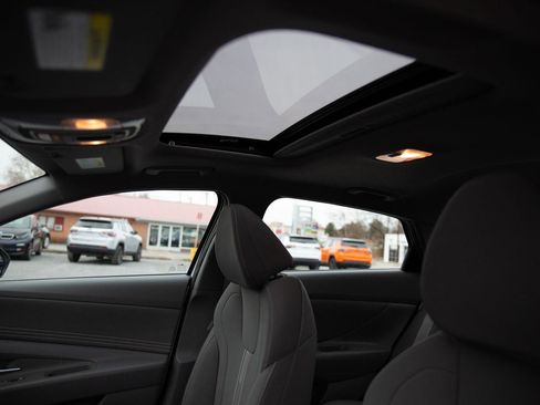 Used 2025 Hyundai Elantra SEL image 20