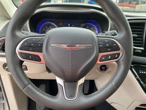 Used 2023 Chrysler Pacifica Touring-L FWD image 17