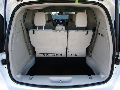 Used 2017 Chrysler Pacifica Limited FWD image 32
