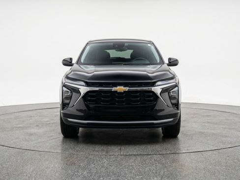 Used 2025 Chevrolet Trax LT w/ LT Convenience Package FWD image 2