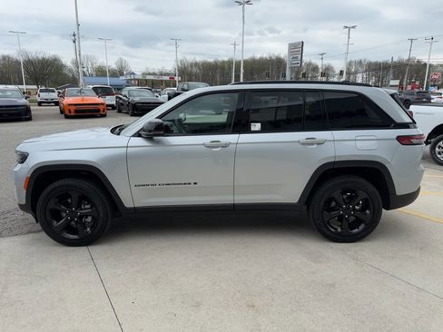 Used 2024 Jeep Grand Cherokee Limited w/ Black Appearance Package image 8