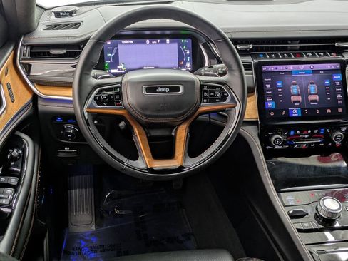 Used 2022 Jeep Grand Cherokee Summit image 4