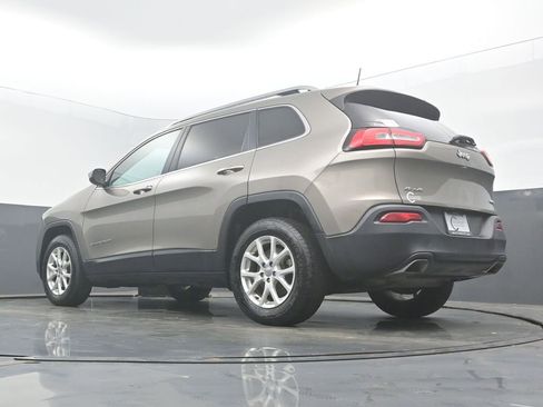 Used 2017 Jeep Cherokee Latitude w/ Cold Weather Group AWD/4WD image 47