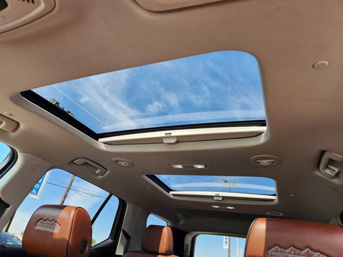 Used 2019 Chevrolet Traverse High Country AWD/4WD image 16