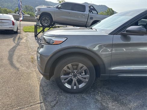Used 2022 Ford Explorer XLT w/ Equipment Group 202A image 9