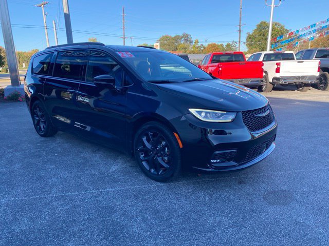 Used 2025 Chrysler Pacifica Limited FWD image 8