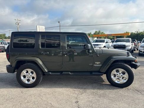 Used 2015 Jeep Wrangler Unlimited Sahara w/ Connectivity Group AWD/4WD image 5