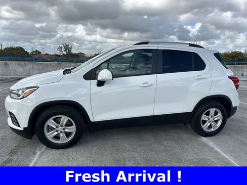 Used 2022 Chevrolet Trax LT w/ LT Convenience Package image 16