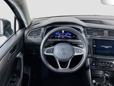 Used 2024 Volkswagen Tiguan SE AWD/4WD image 17