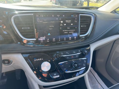 Used 2023 Chrysler Pacifica Limited FWD image 21