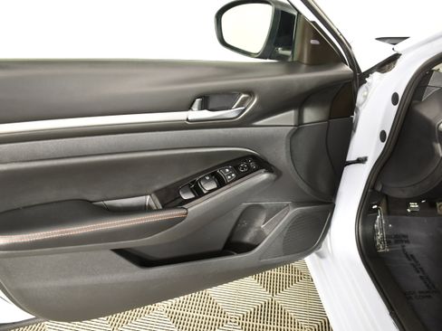 Used 2024 Nissan Altima 2.5 SR FWD image 33