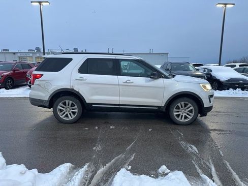 Used 2018 Ford Explorer XLT w/ Equipment Group 202A image 2