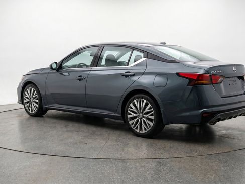 Used 2025 Nissan Altima 2.5 SV FWD image 6