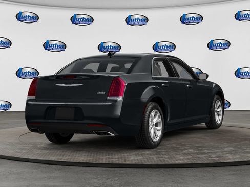 Used 2016 Chrysler 300 Limited RWD image 2