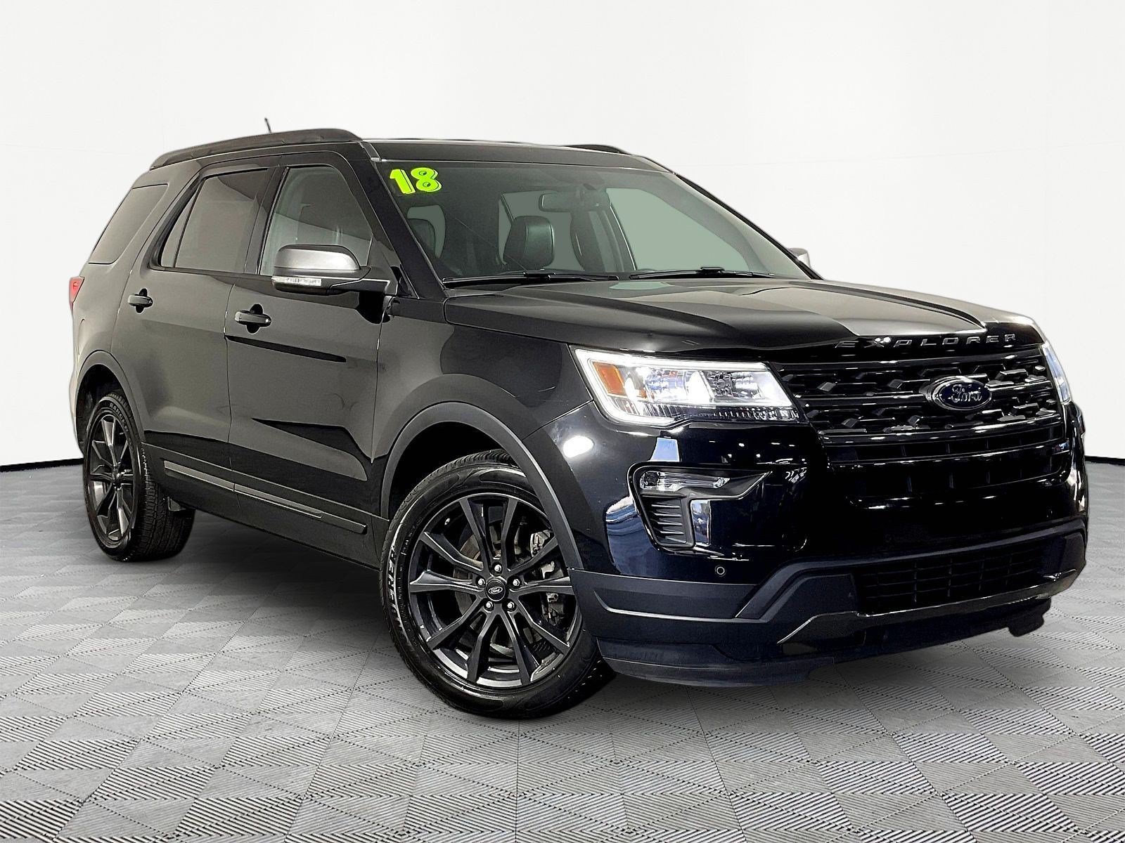 Used 2018 Ford Explorer XLT w/ Equipment Group 202A AWD/4WD image 3