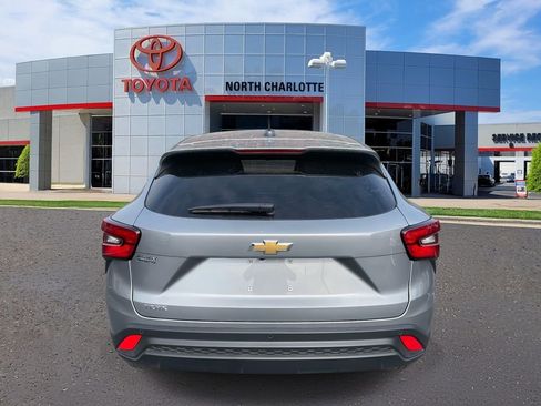 Used 2025 Chevrolet Trax LS w/ LS Convenience Package image 9